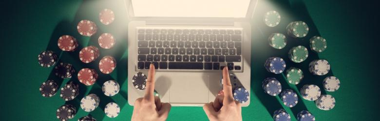 Spielen im Online Casino mit Poker Chips.